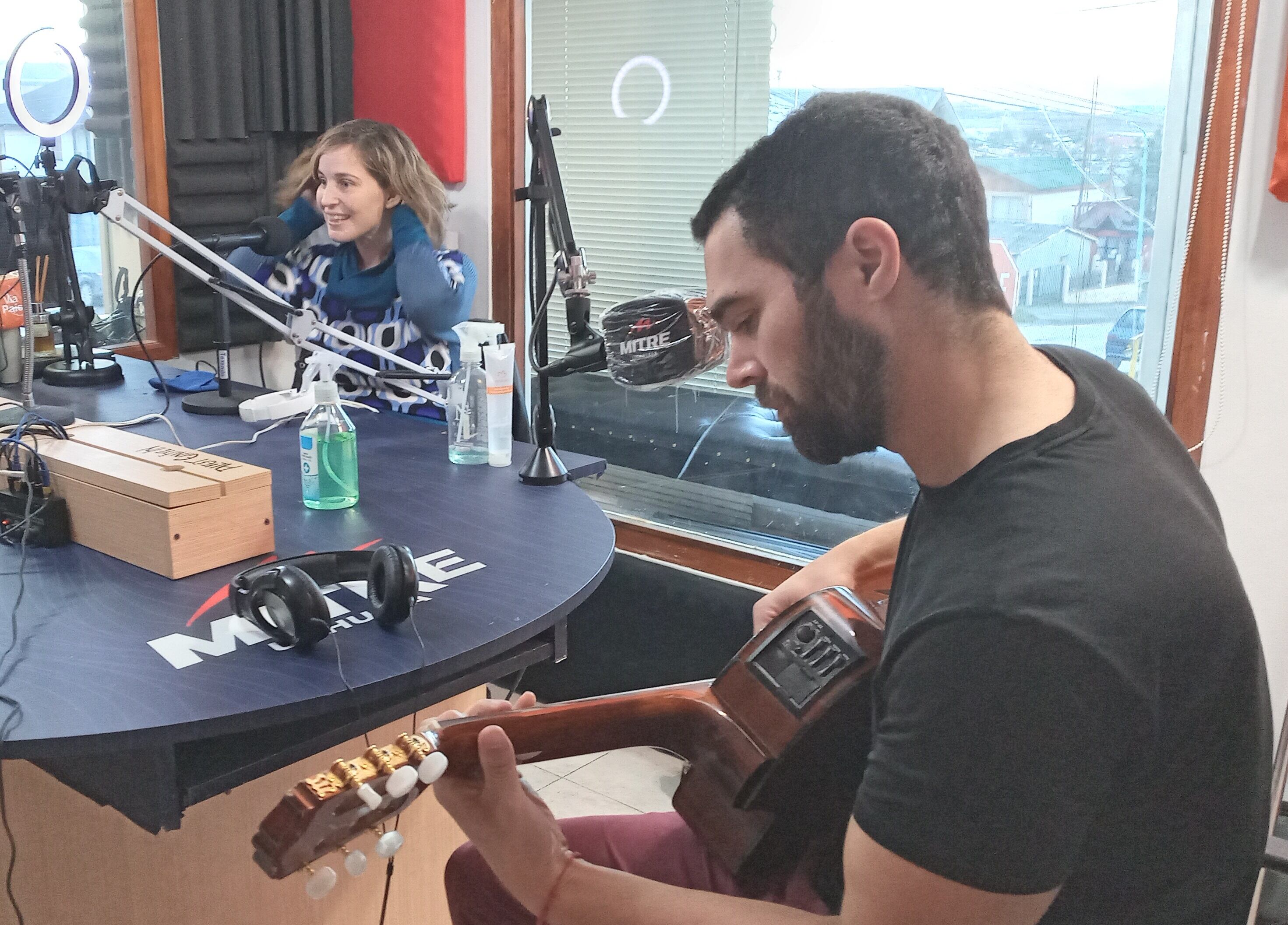 Julieta Ontivero  y Leo Viturro, integrantes del dúo "Sin Cordones", en Radio Mitre Ushuaia.