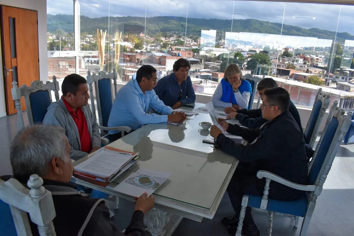 El presidente de Gimnasia de Jujuy, Juan Brajcich, y otros miembros de la comisión directiva, recibieron a funcionarios de Seguridad y de Deportes, para dialogar sobre los preparativos en torno al primer partido de la Primera Nacional que tendrá público visitante.