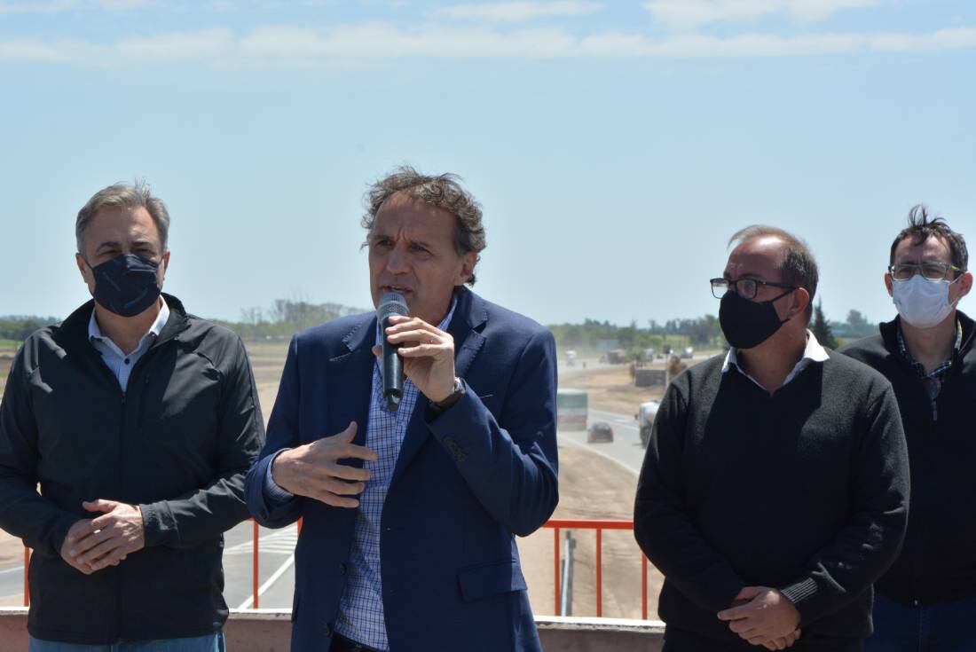 El Ministro de Obras Públicas, Gabriel Katopodis, junto al intendente de Rafaela, Luis Castellano y el presidente comunal de Susana, Alejandro Ambort