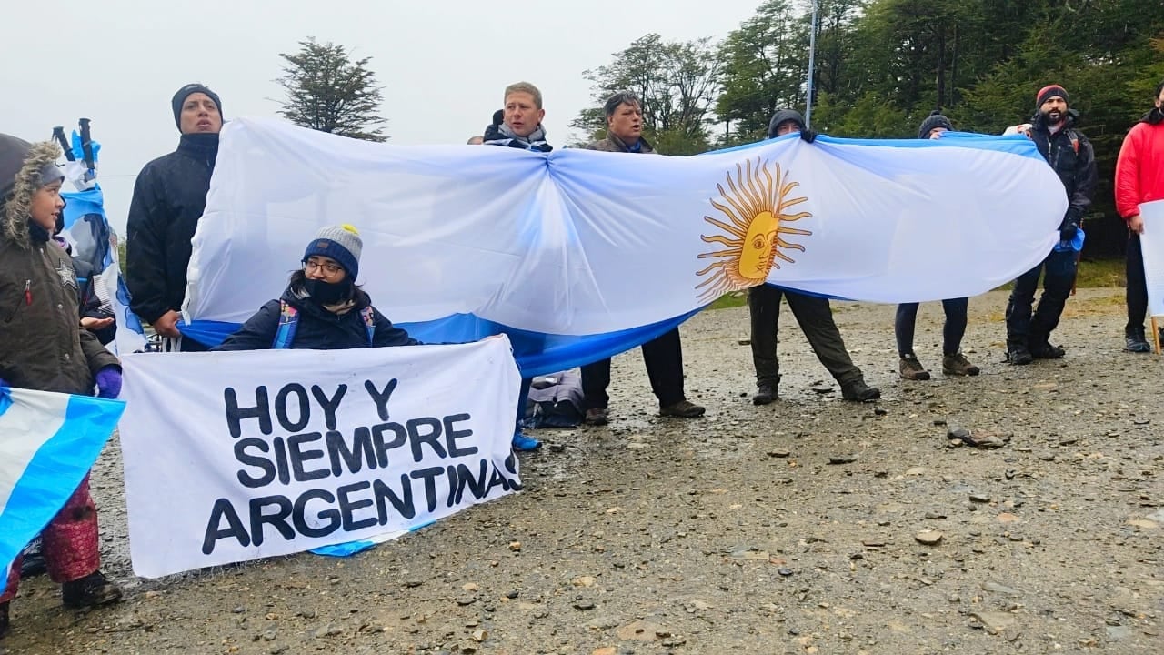 Las niñas presentes entonaron el Himno Nacional Argentino y también lo expresaron a través de la lengua de señas.