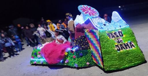 La mini carroza recorrió el pueblo y recibió el aplauso y reconocimiento de los vecinos y padres de los alumnos.