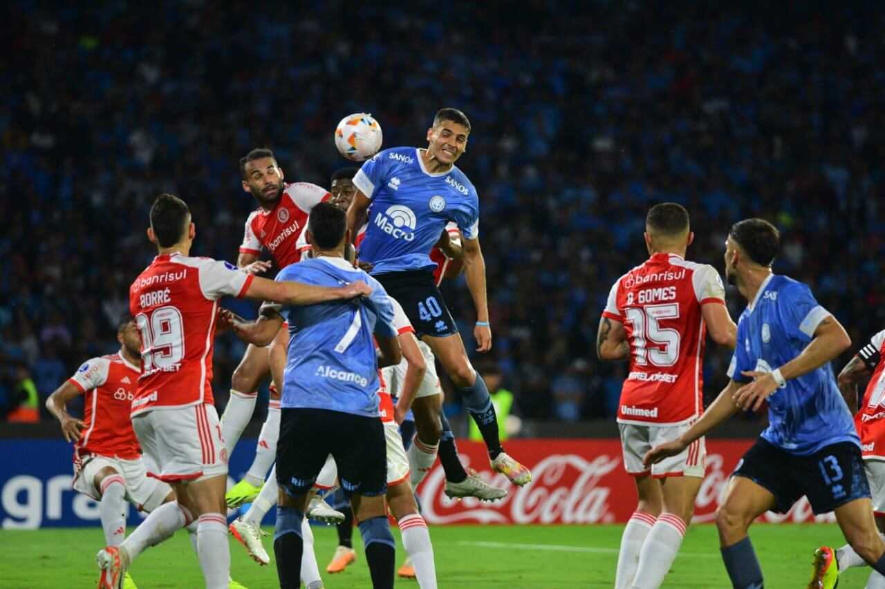 Belgrano e Inter, en duelo por Copa Sudamericana, en el Kempes. (José Gabriel Hernández / La Voz)