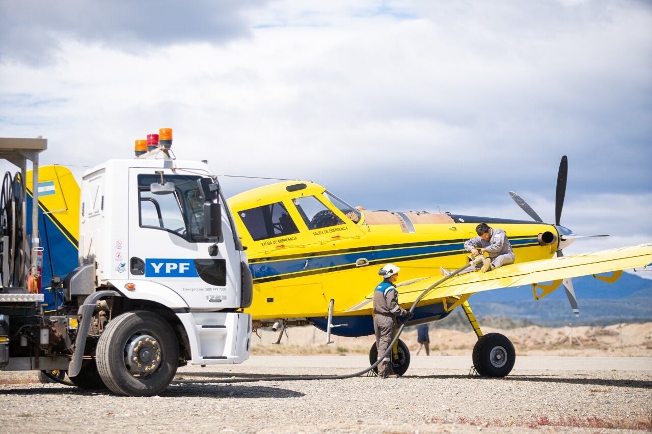 Continúa el trabajo para combatir el fuego desde el aire.