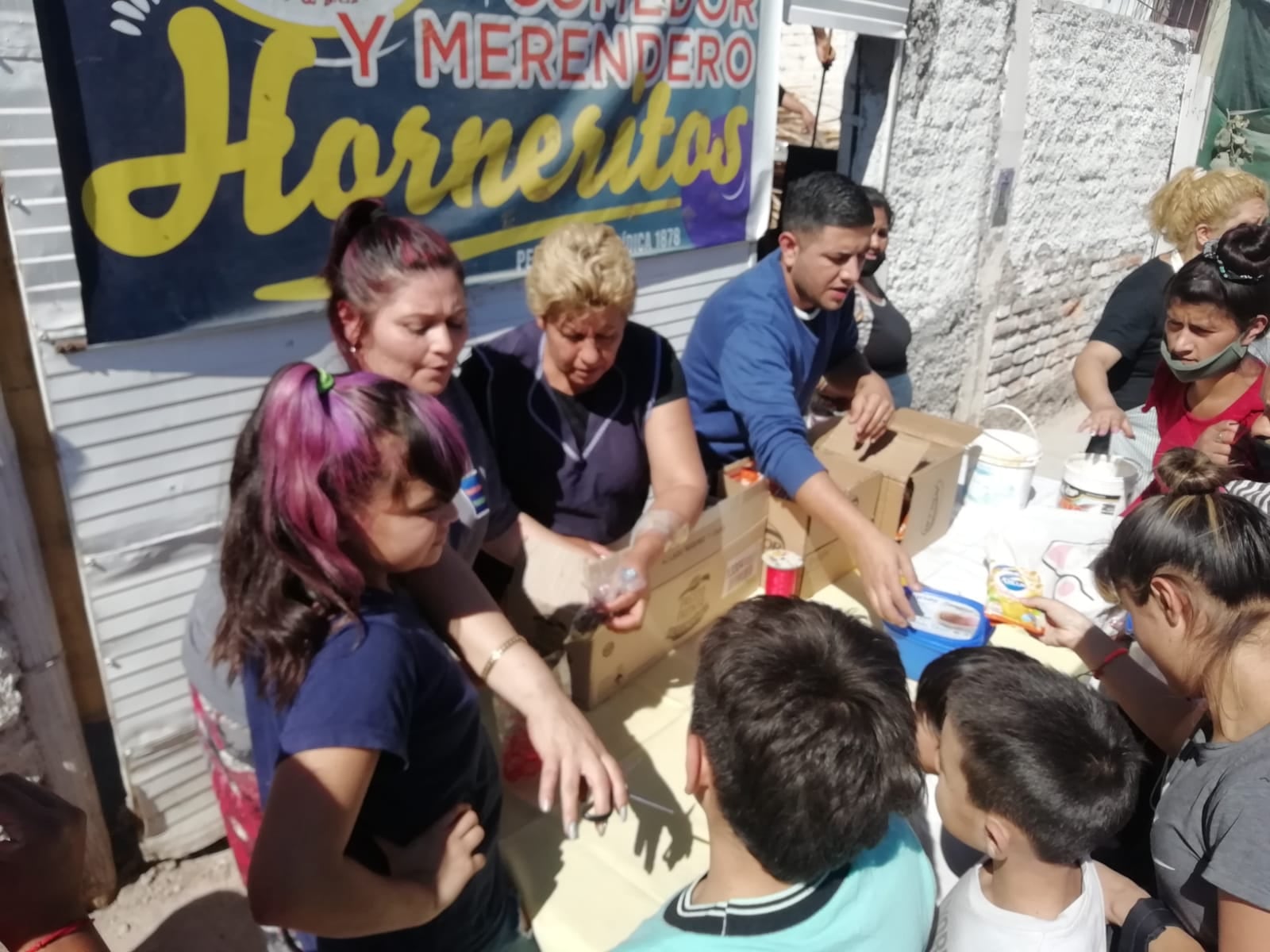 Huevos de pascua solidarios: dos mujeres prepararon más de 1.000 huevos para entregar en dos merenderos mendocinos. Foto: Gentileza Gabriela Carmona.