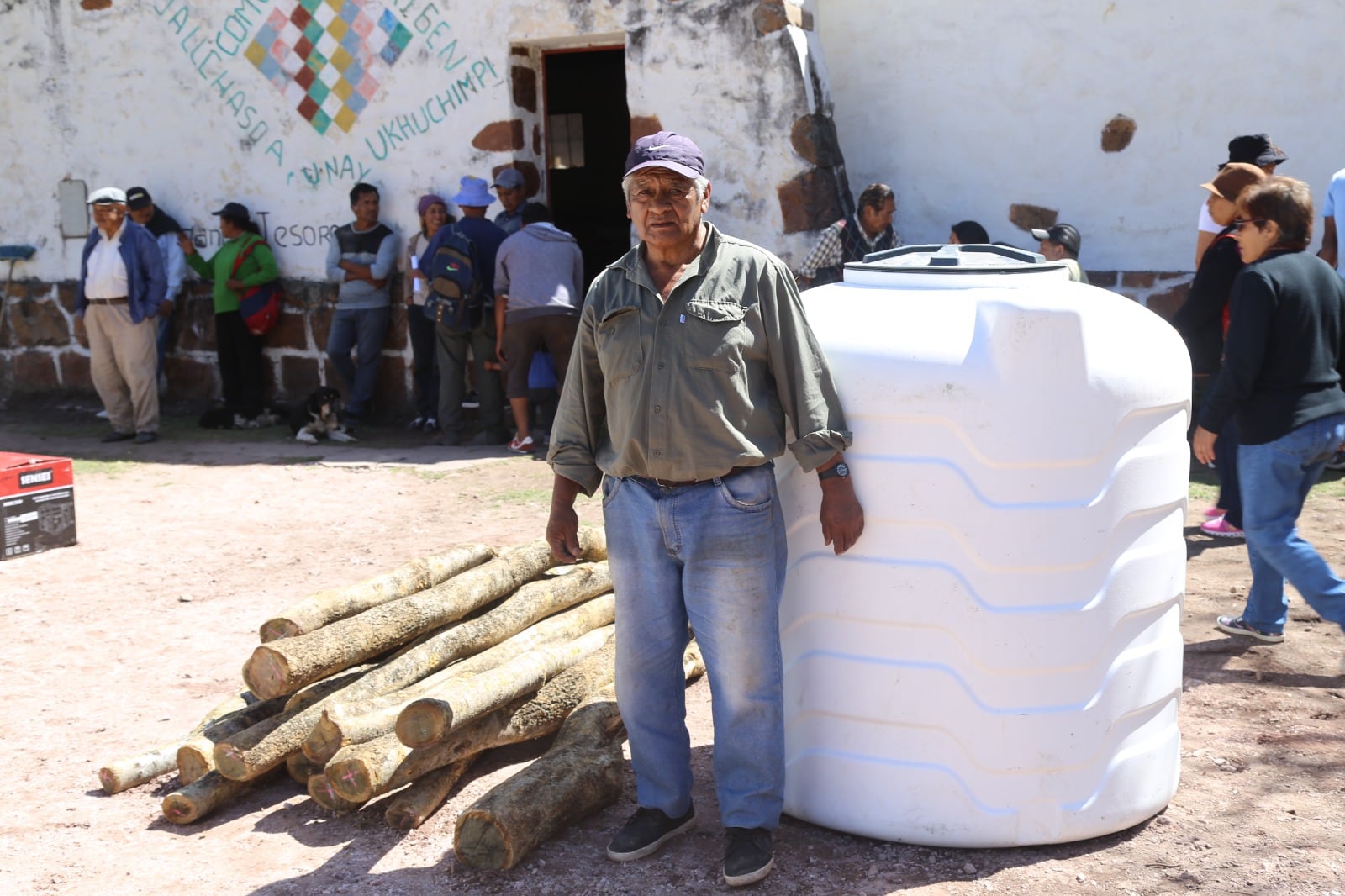 Productores caprinos jujeños recibieron equipamiento, materiales de construcción e insumos, del programa nacional "Senderos Caprinos".