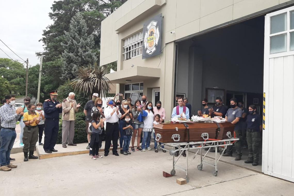 Despidieron los restos de "Doña Rosa" en el cuartel de bomberos de La Falda.