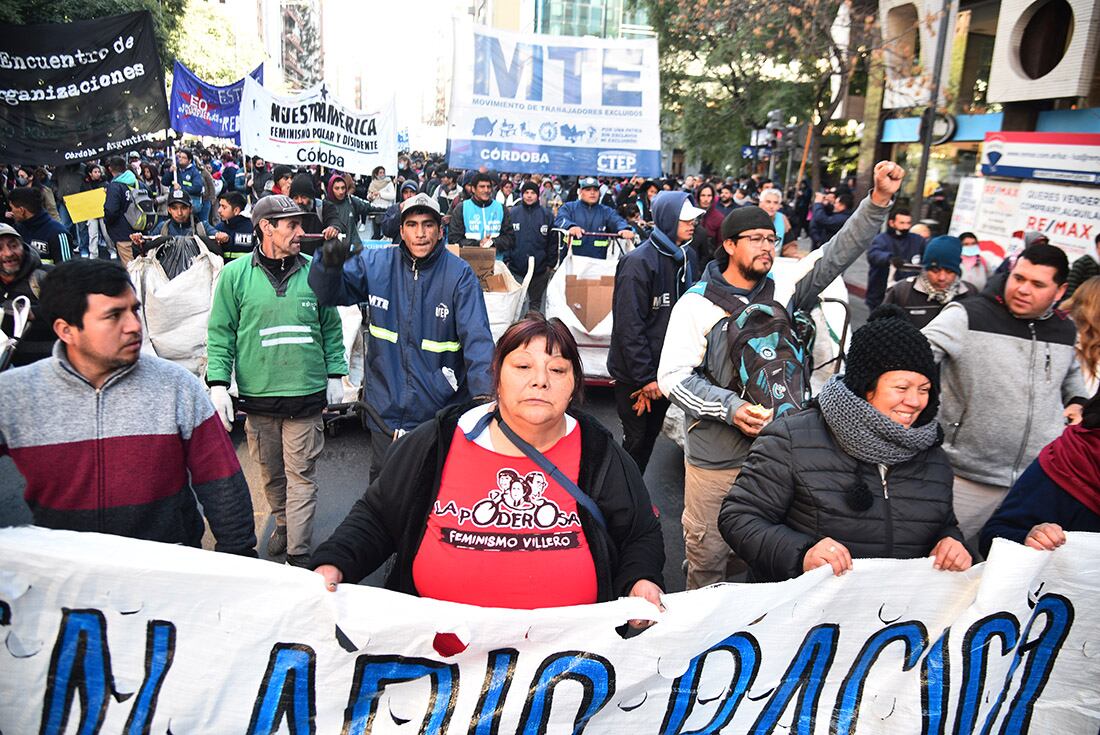 Organizaciones sociales se movilizan en Córdoba para pedir un salario básico universal. (Pedro Castillo / La Voz)