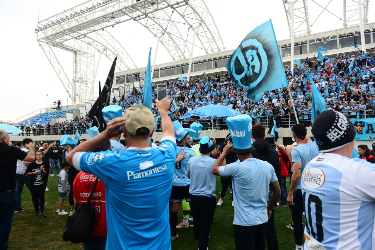 Los festejos de Belgrano tras el ascenso a Primera División. (José Hernández / La Voz / Enviado especial a San Nicolás).