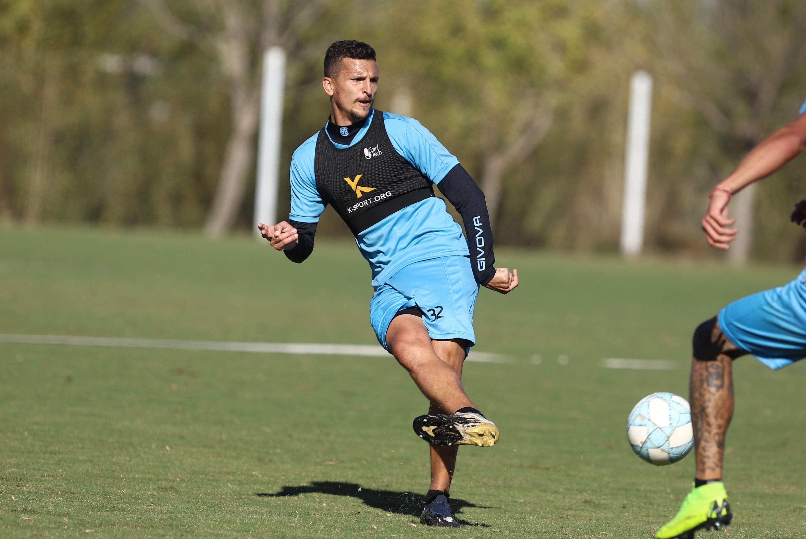 En el medio. Romero es el volante central titular (Prensa Belgrano)