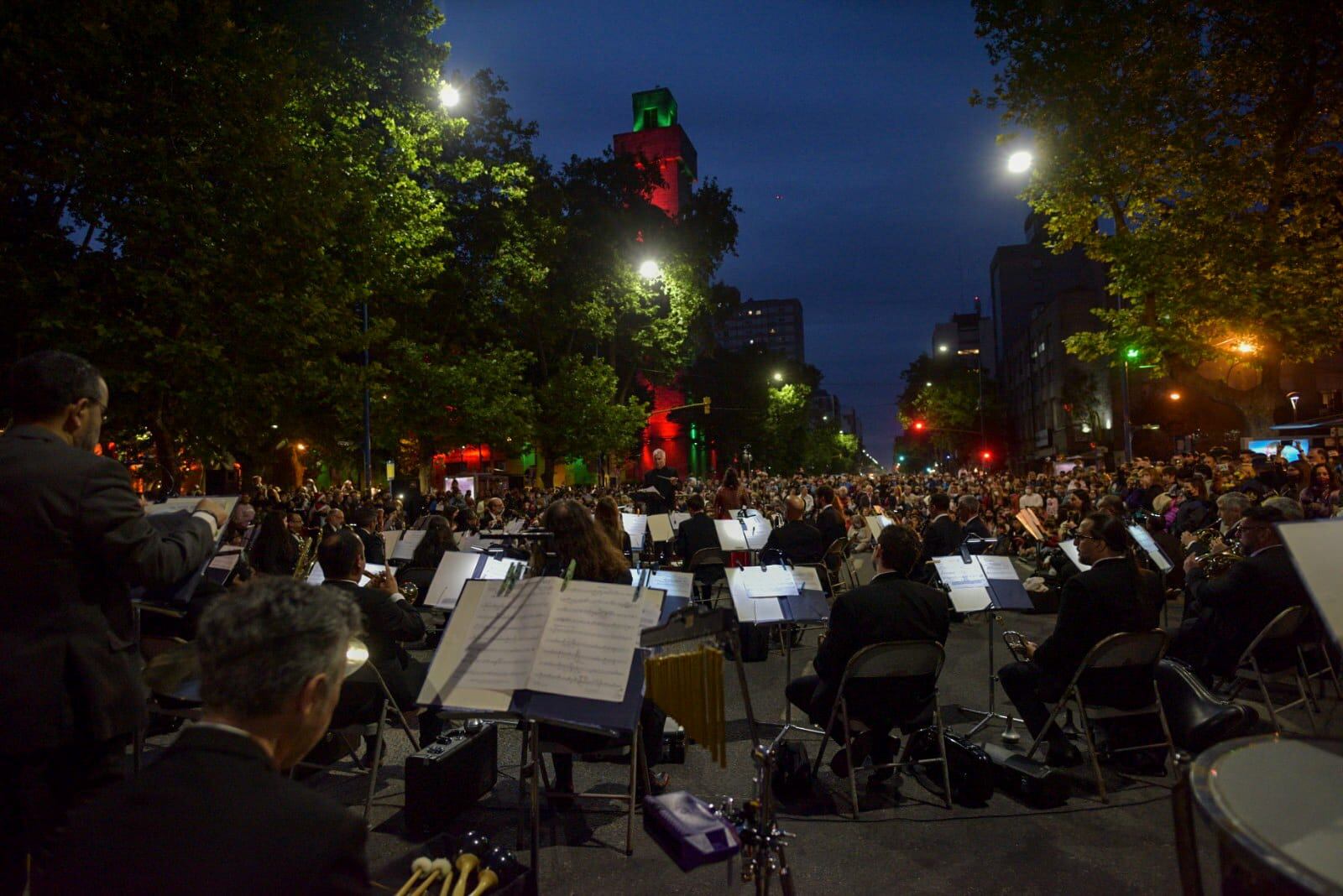 La Banda Sinfónica Municipal interpretó un repertorio que fue muy celebrado por el numeroso público que se acercó al evento.