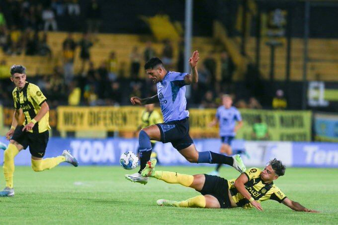 Passerini en acción, en el duelo del Pirata ante Peñarol, en Montevideo, por la Serie Río de La Plata. (Prensa Belgrano)