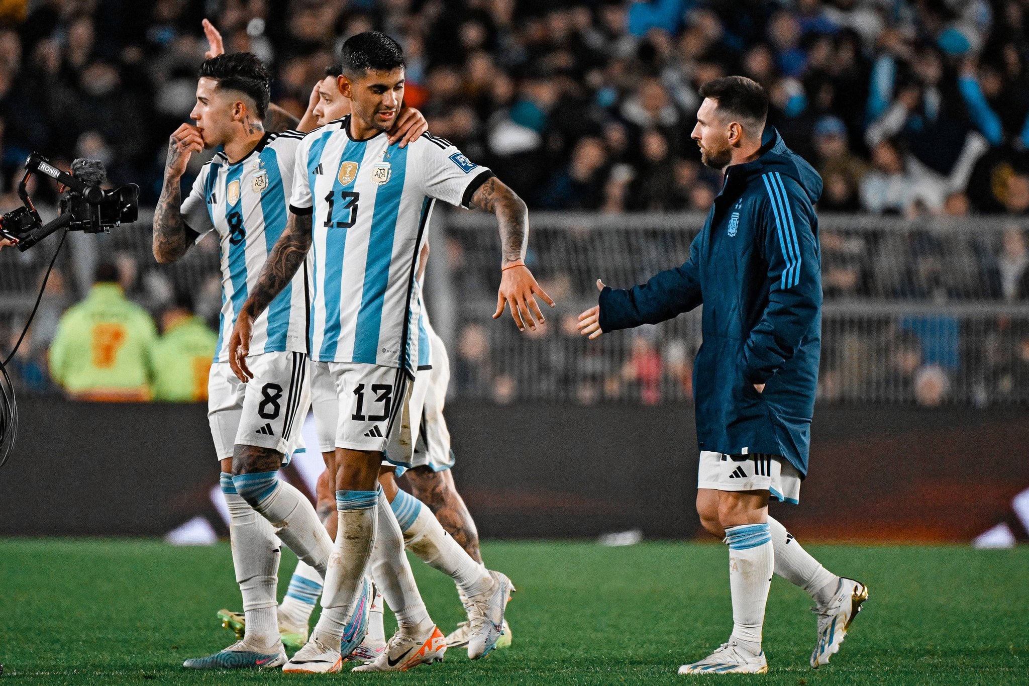 Cuti Romero junto a Lionel Messi tras el partido (AFA)