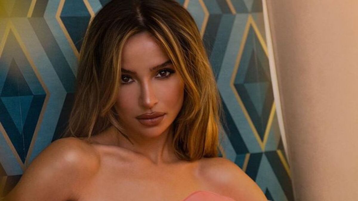 Brenda Asnicar subió la temperatura al posar desde la playa en microbikini