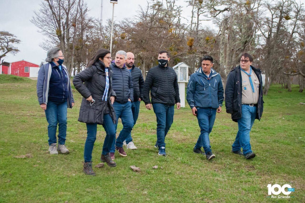 La presidenta de Scouts de Argentina, Marina Rustan, y el vicepresidente de Scouts Argentina, y de la Fundación de Infancias y Juventud  Scout, Mauro Teresco, recorrieron las instalaciones de la Planta de Campamento Municipal.