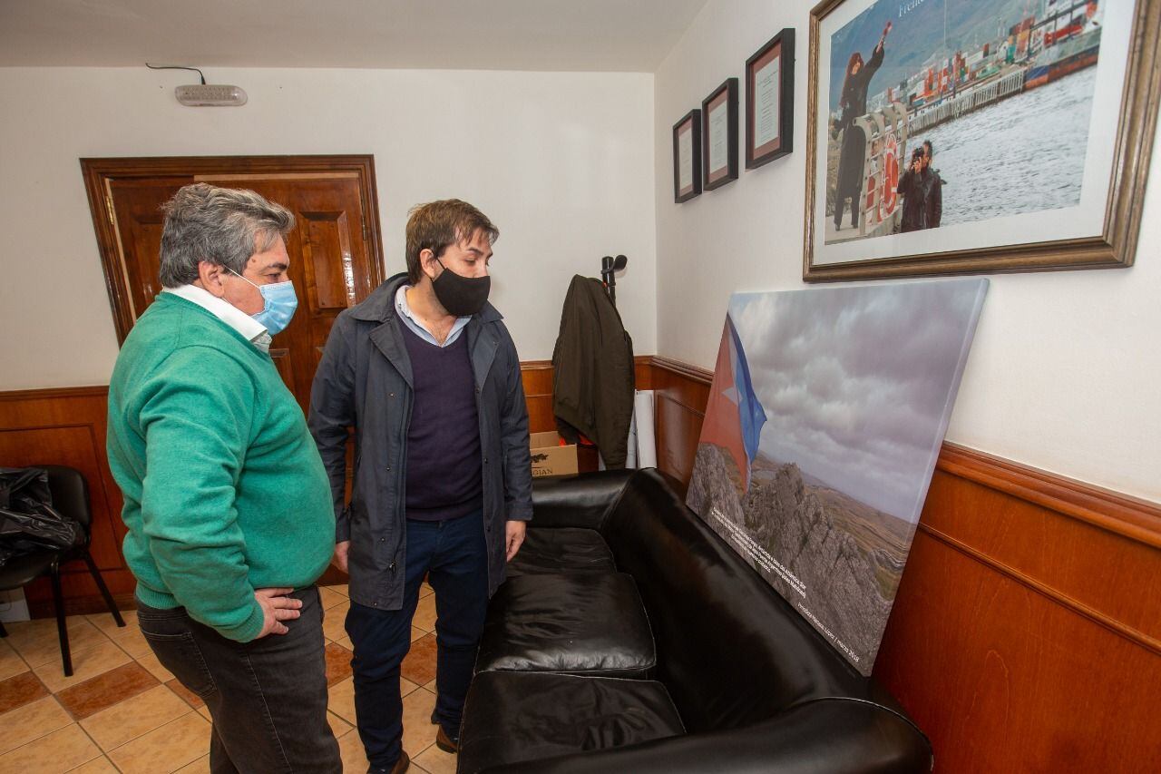 Omar Becerra, recibió al periodista Mariano López quien hizo entrega de dos cuadros con la imagen de la bandera de la Provincia flameando en el monte Tumbledown.