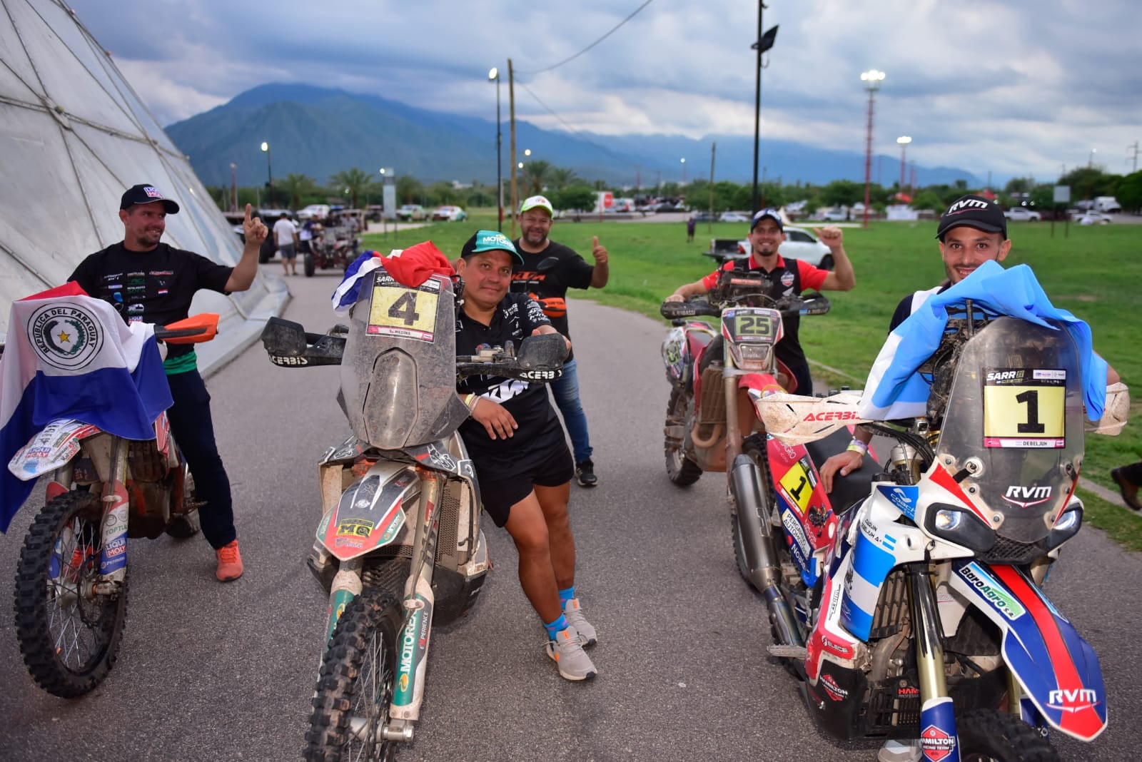 Los motociclistas, en la llegada en La Rioja. A la derecha, con el número 1, Debeljuh, vencedor de la categoría. (Paco Photo Agencia)