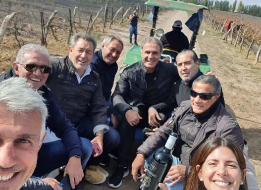 Oscar Rugerri, Jorge Burruchaga, Ricardo Giusti, Sergio Batista, Oscar Garré, Héctor Enrique y Carlos Daniel Tapia, recorrieron una bodega mendocina y presentaron el vino Héroes.