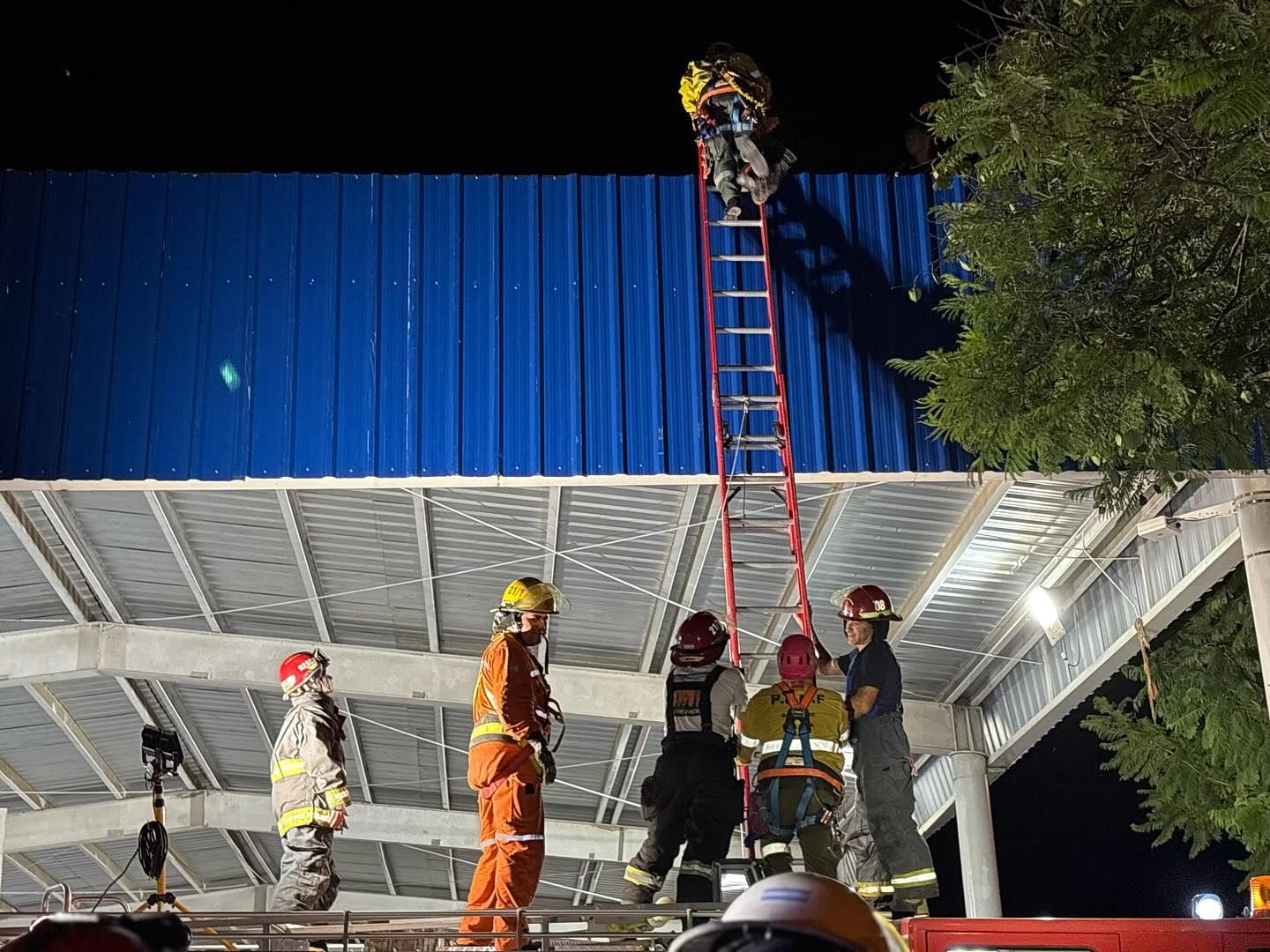 Bomberos de Arroyito rescataron a un menor del techo del polideportivo