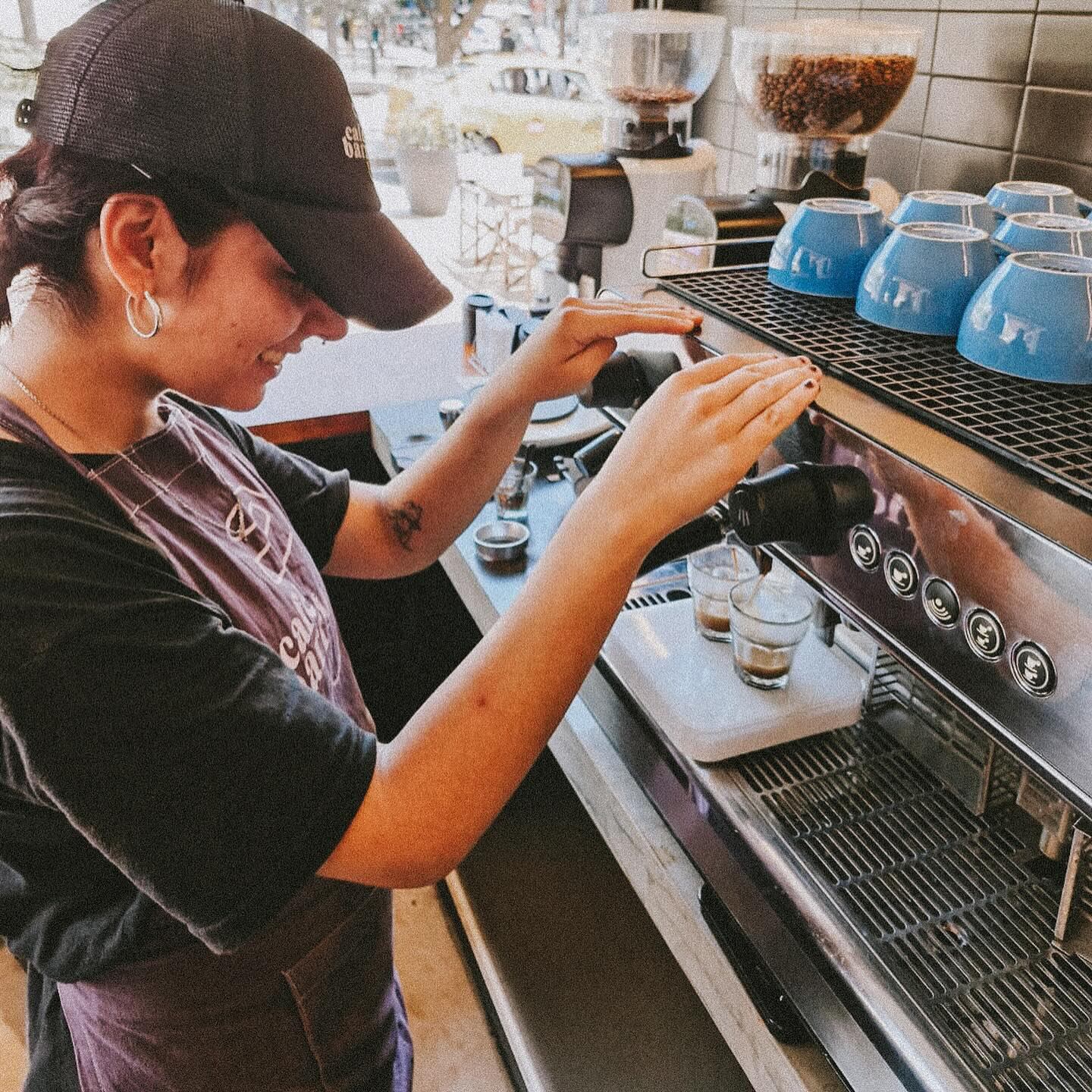 Café de barrio tiene seis sucursales a lo largo de Córdoba y todas ofrecen tolvas internacionales.