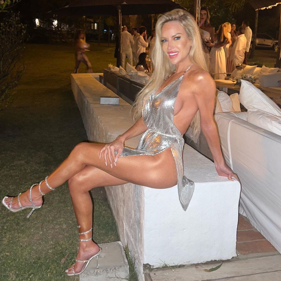 Luciana Salazar empezó el año con un minivestido plateado, tacos y bronceado dorado.