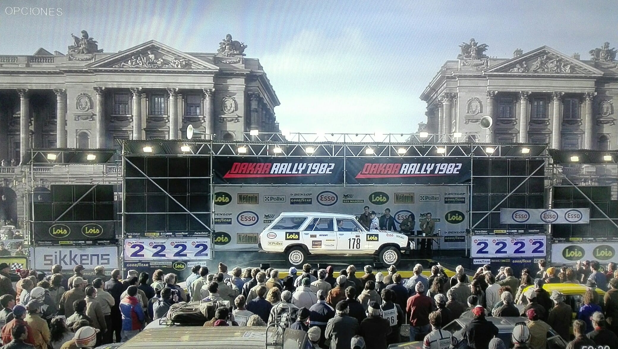 La recreación de la largada del París-Dakar 1982, desde la Plaza de la Concordia, el 1° de enero de ese año. Parte Mark Thatcher, en la butaca derecha del Peugeot 504 Dangel número 178.