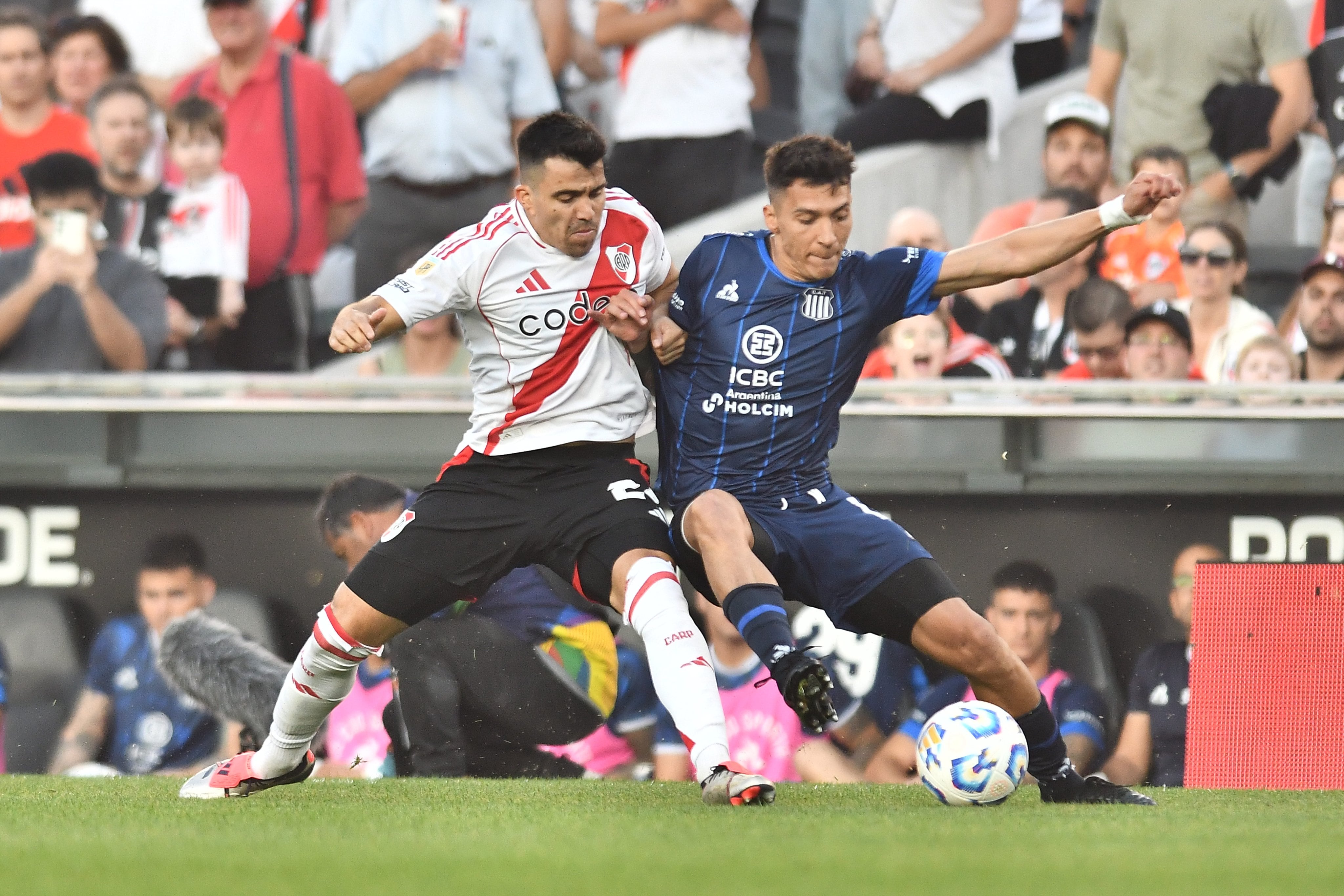 Marcos Acuña y Rubén Botta en el partido entre River y Talleres, por la fecha 16 de la Liga Profesional. (Prensa River)