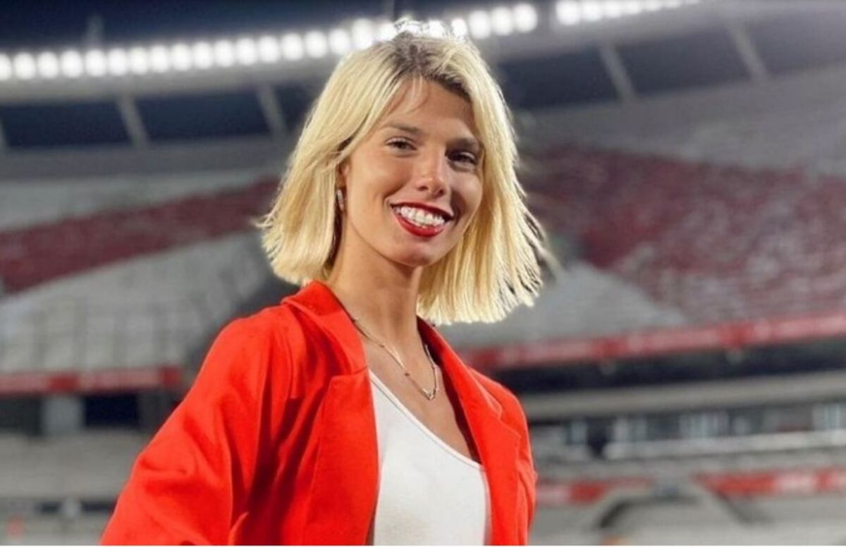 Sara Sklate, la periodista de River Plate, causó furor con una microbikini off white desde Ibiza