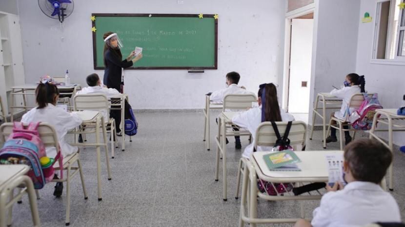 La ministra de Educación de Santa Fe dijo que analizan "robustecer" las horas de clases. 