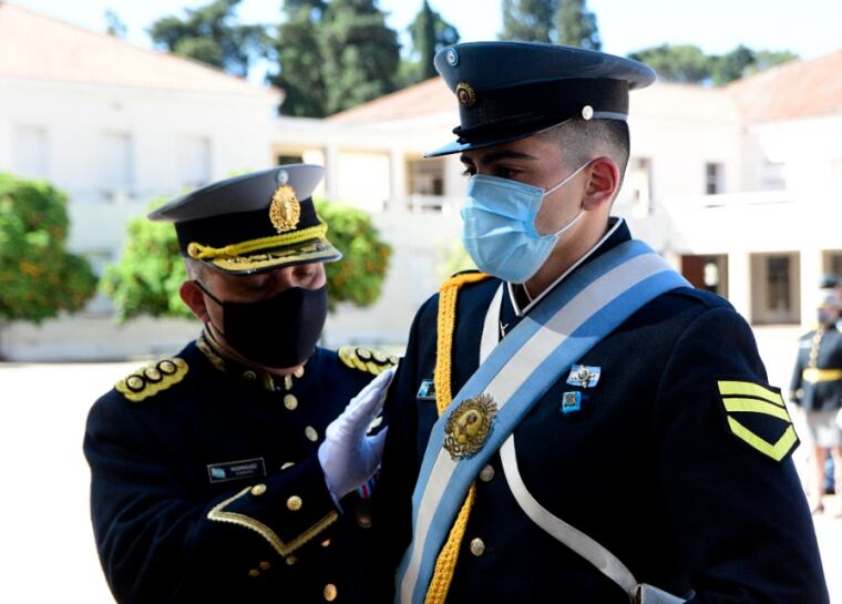 Santiago Busso de Arroyito abanderado del Liceo Militar