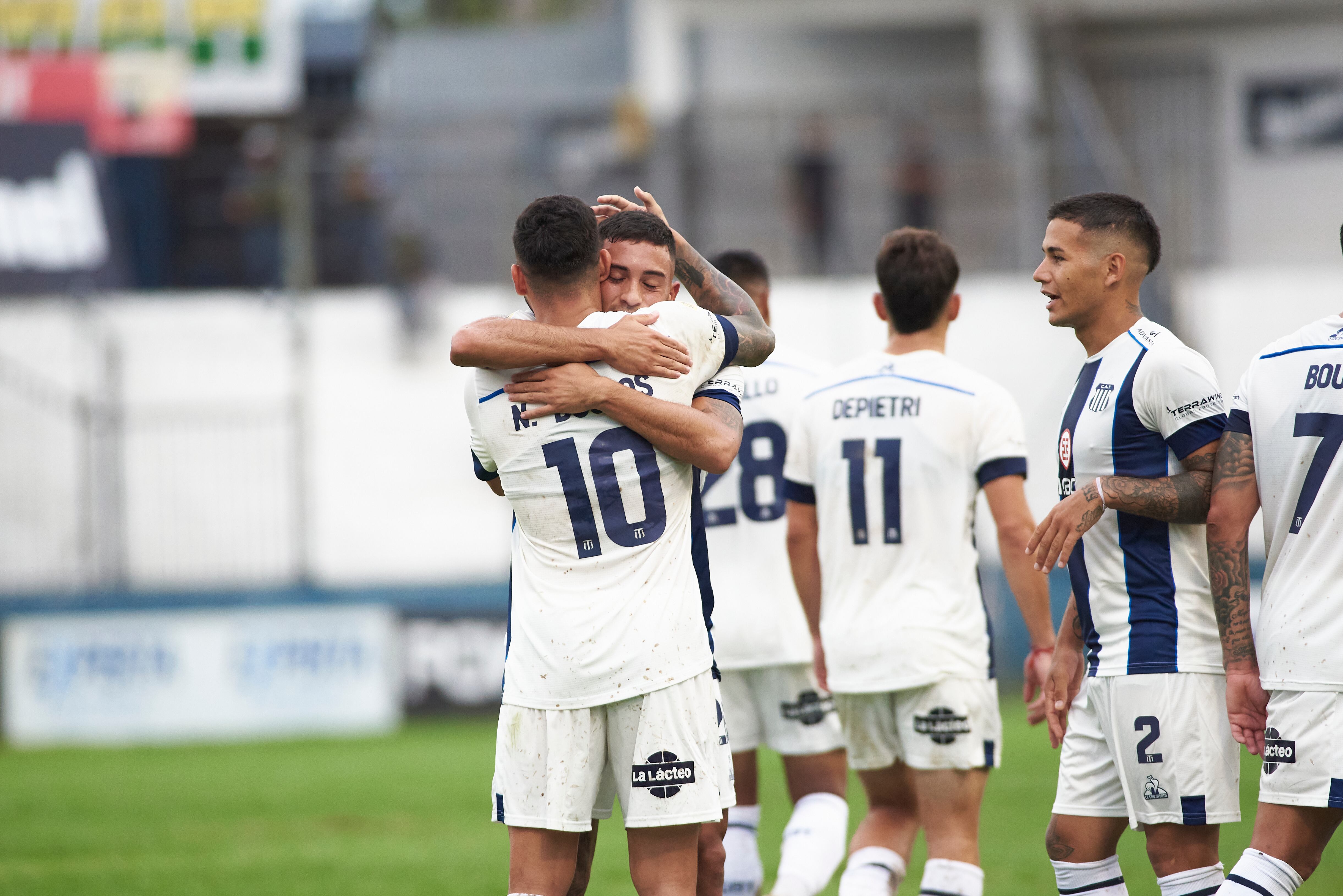 Nahuel Bustos y la felicidad por su gol. (Prensa Talleres).