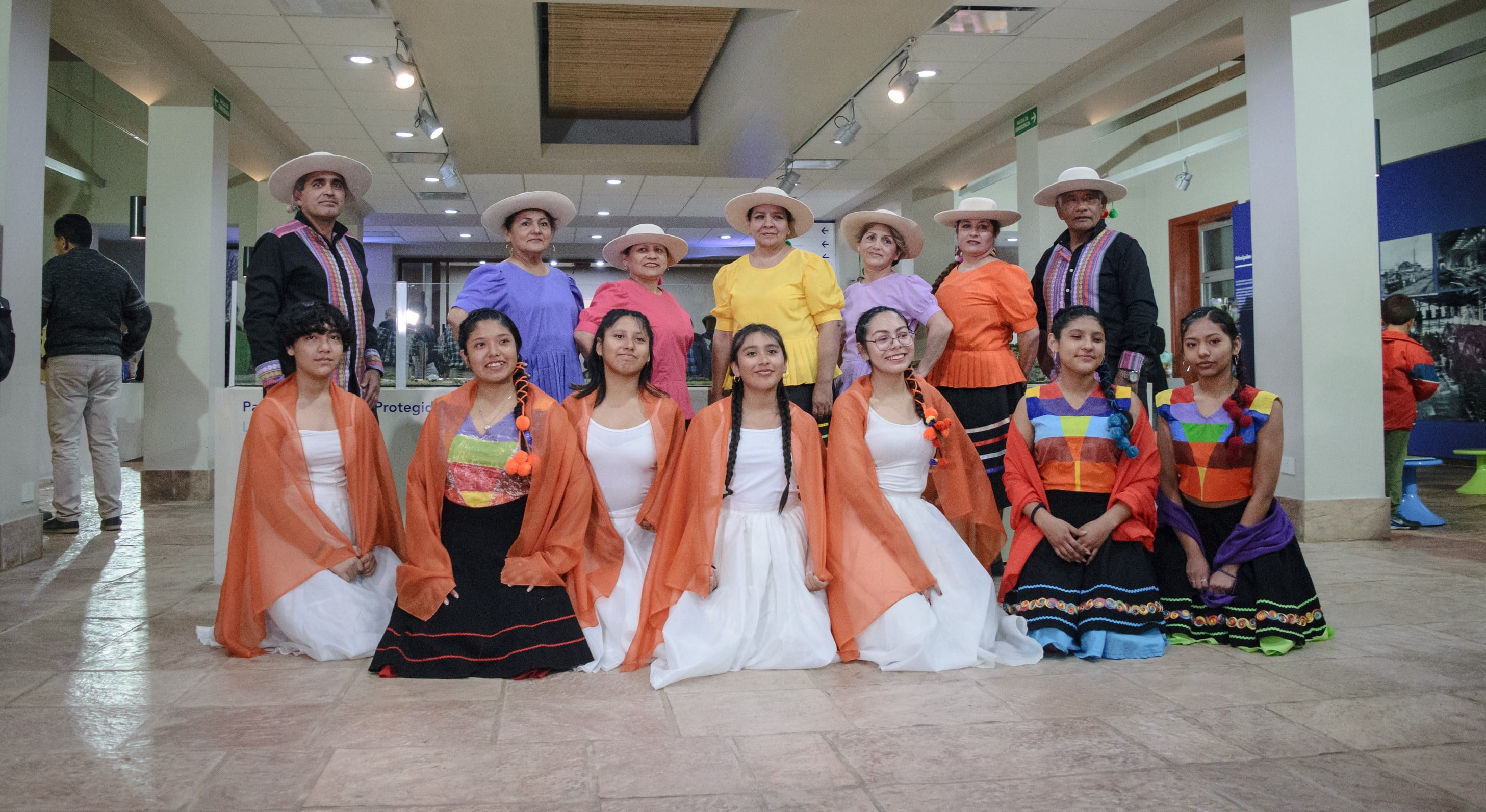 Poniendo el clásico colorido jujeño con las danzas tradicionales, el Ballet Jujuy se presentó en la Feria del Libro Jujuy sede Yungas.