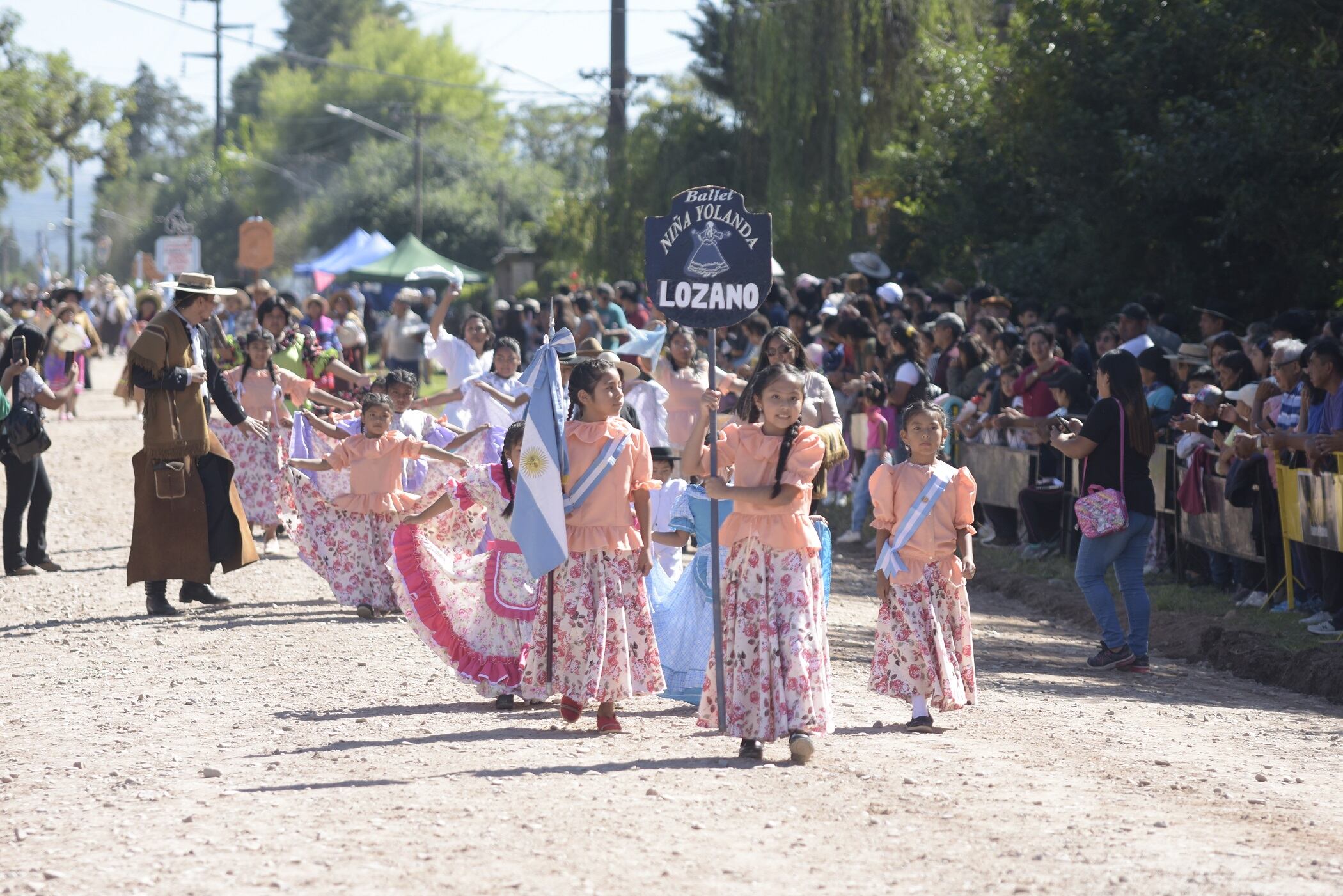 Delegaciones de localidades aledañas se sumaron a la festividad de los vecinos de León.