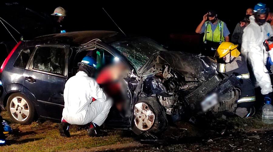 La mujer que iba de acompañante en el Ford tuvo que ser rescatada por los bomberos 