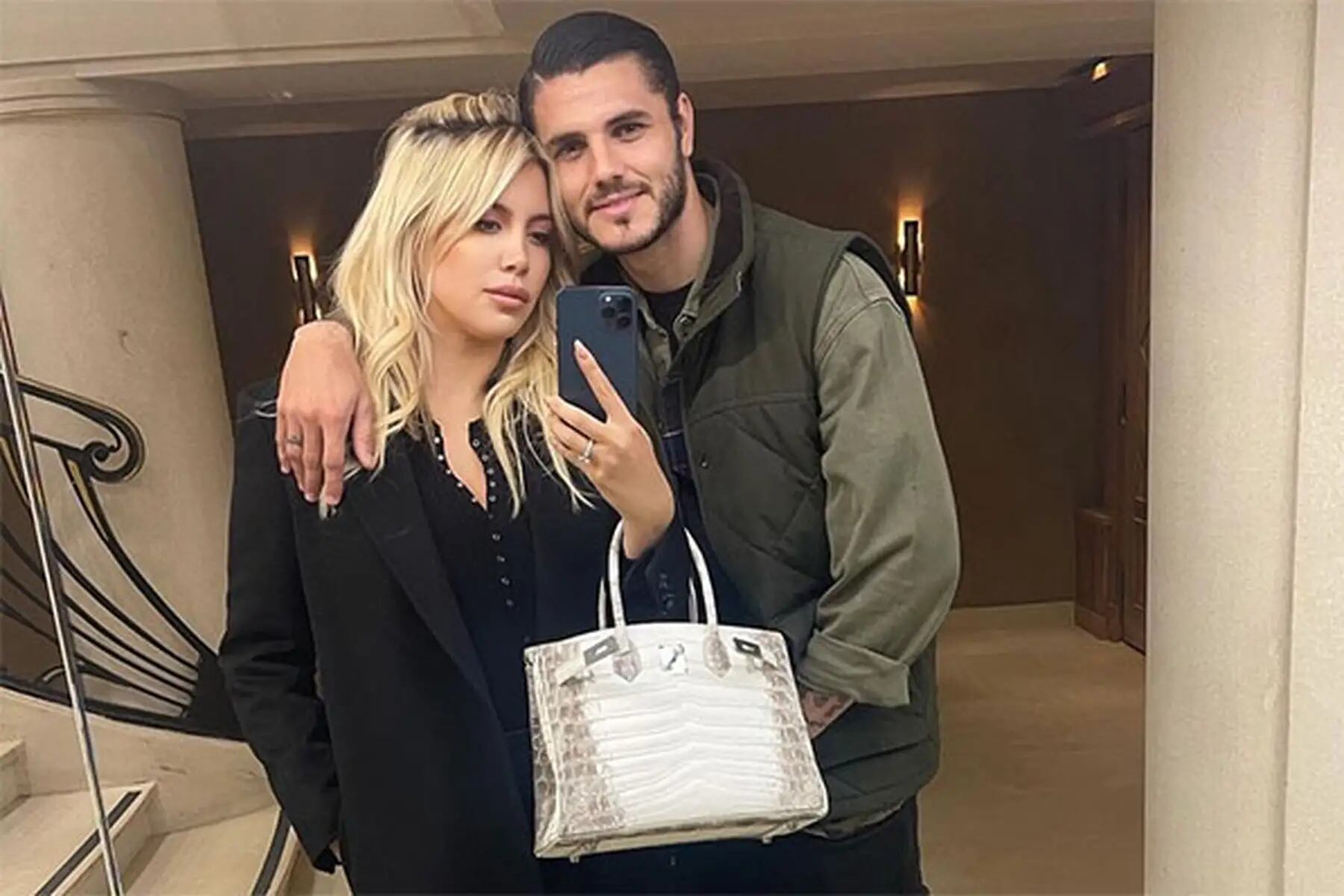 Wanda Nara posando con la costosa cartera.