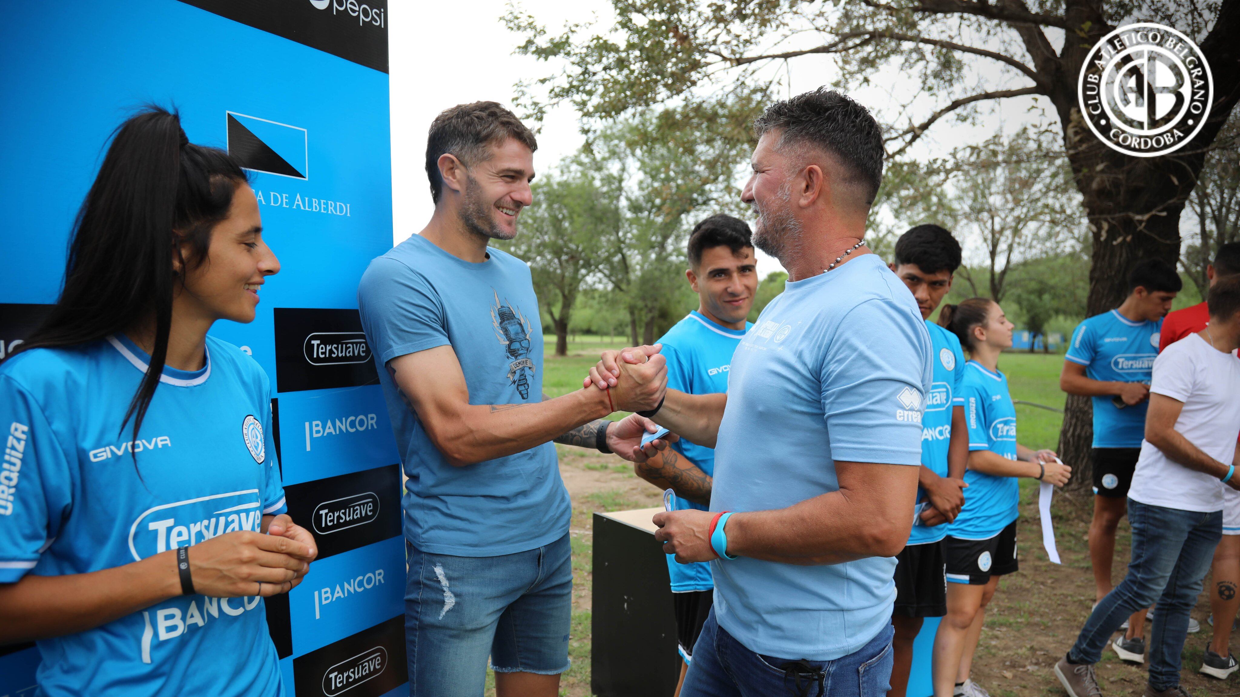 Todos los capitanes, entre ellos Mariana Sánchez y Pablo Vegetti, recibieron la nueva cinta en manos de Luifa Artime.