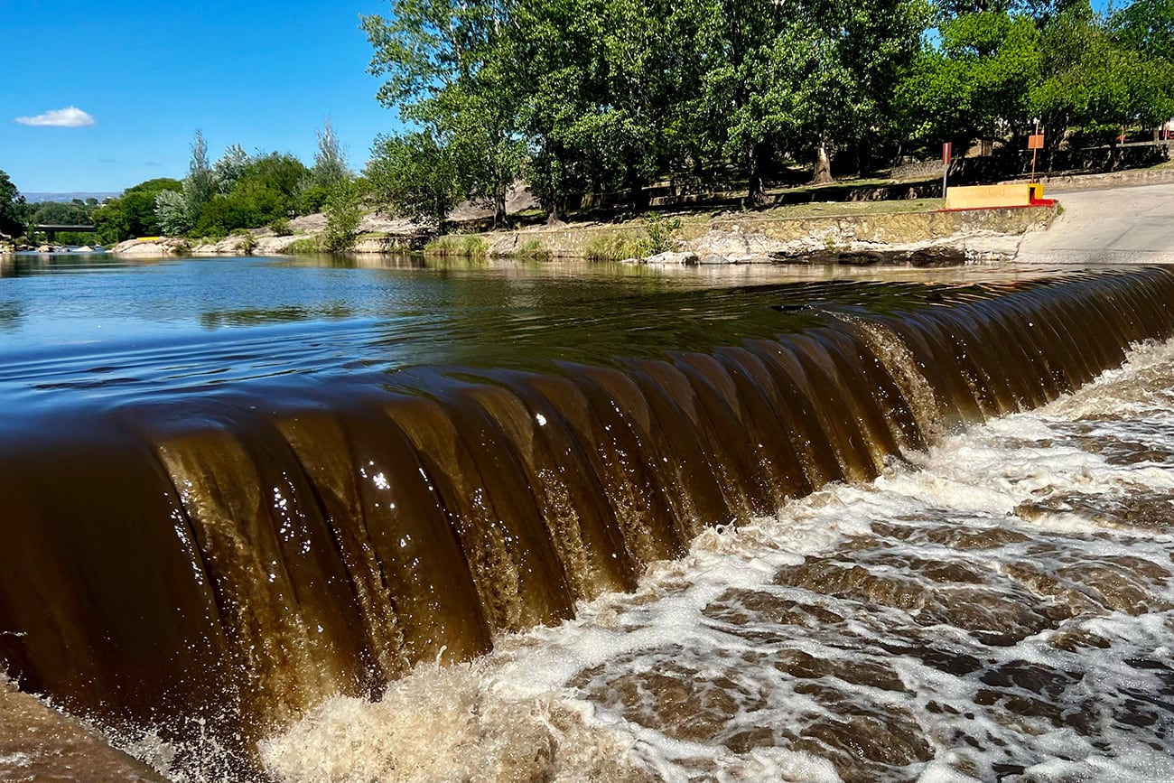 Crecida del río San Antonio, en Carlos Paz, este martes. Ese cauce estaba casi sin caudal. (La Voz)