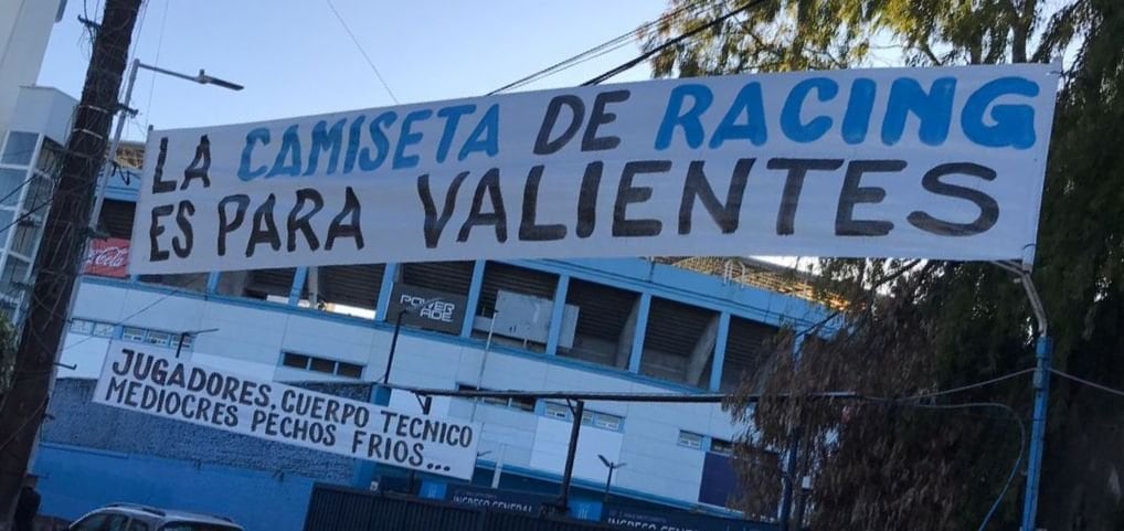 Los mensajes que aparecieron contra los jugadores y el cuerpo técnico de Racing.