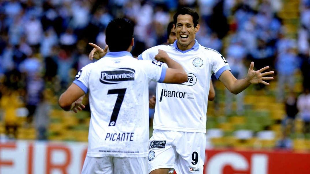 Gracias a vos. “El Picante” Pereyra le agradece al “Cuqui” Márquez por las dos asistencias que le dio. La dupla de ataque celeste estuvo intratable para Colón. // foto: Ramiro pereyra