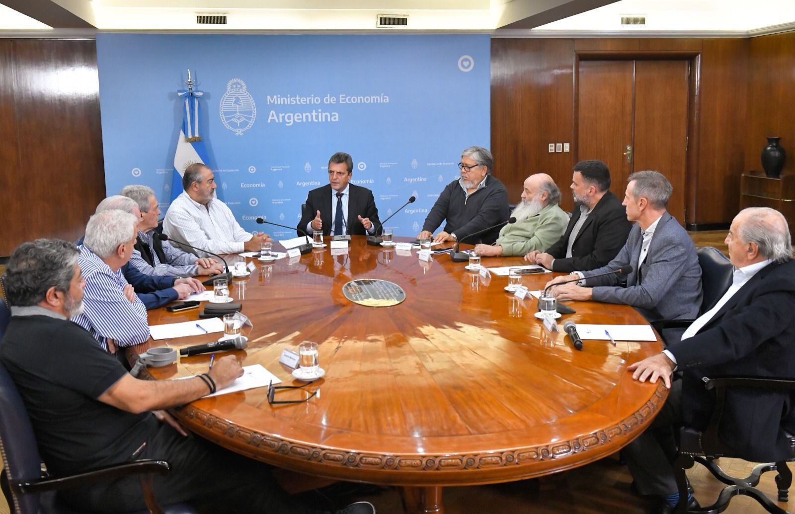 Sergio Massa se reunió con la CGT y representantes de movimientos sociales. Foto: prensa Economía