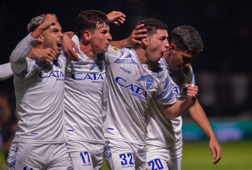 Godoy Cruz festeja el gol de Gonzalo Abrego quien derrotaba transitoriamente a Platense por la Liga Profesional.