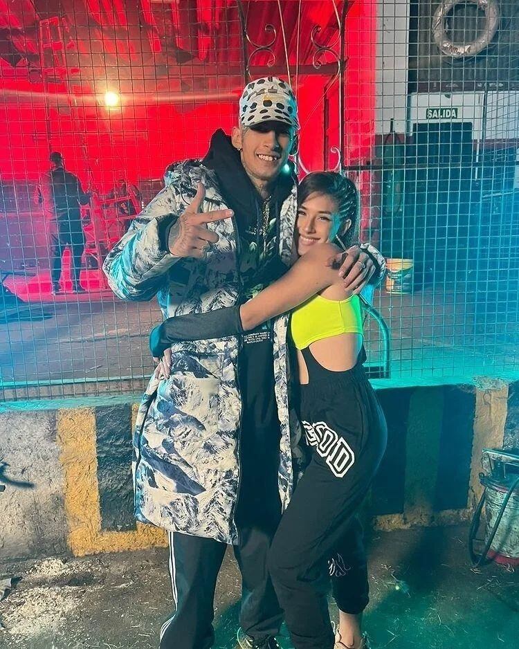 Luli Romero y L-Gante en la grabación de un videoclip.