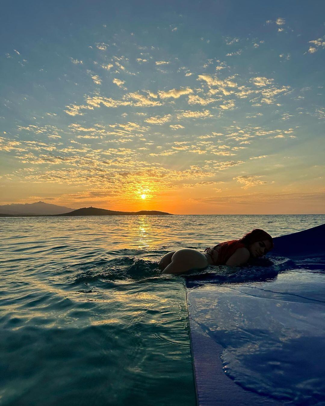 Posó como una sierena en el atardecer