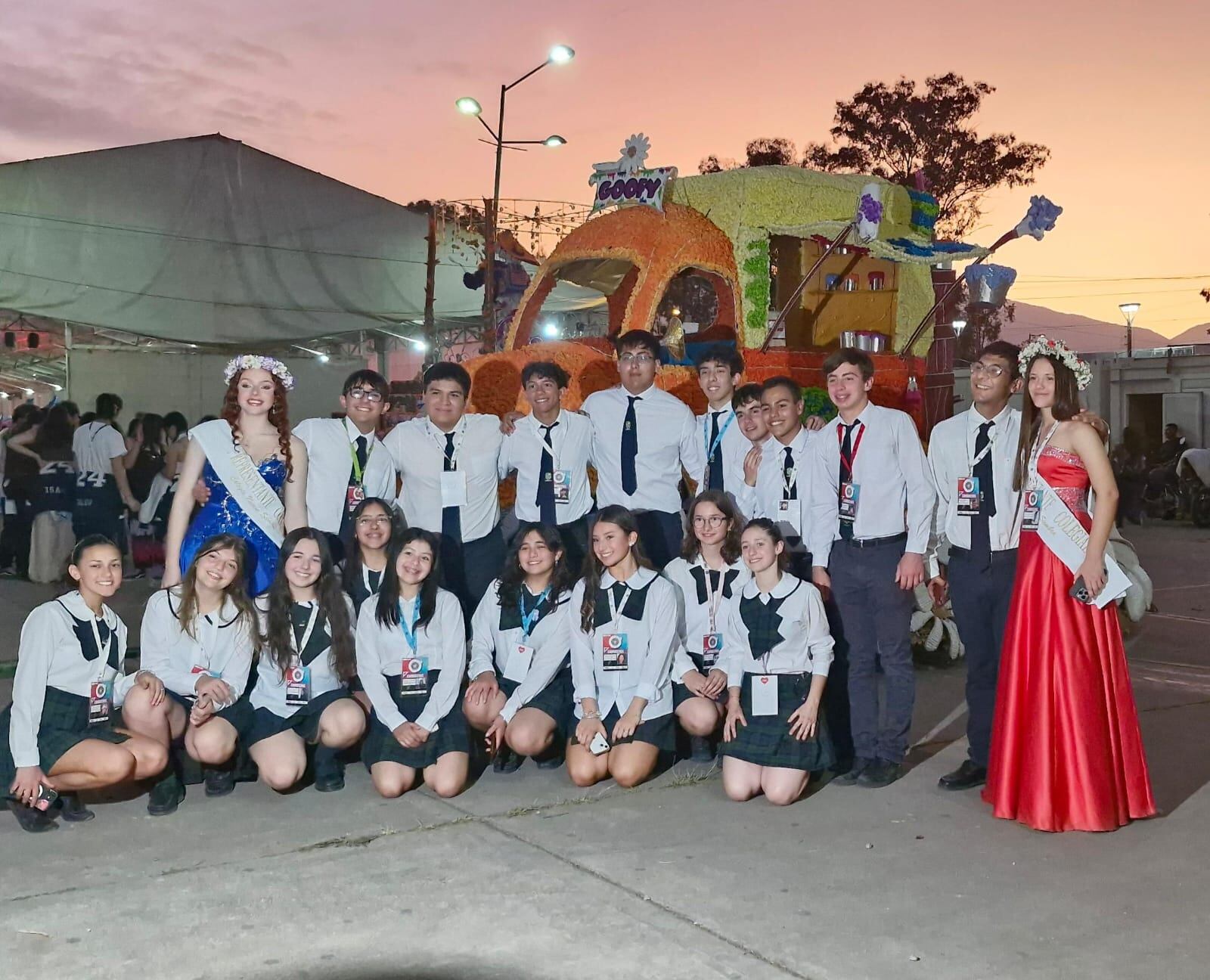 Los carroceros del Colegio Nueva Siembra y su reina, Isabella Gelmetti, listos para hacer su paso ante el público en la primera noche de desfiles en la FNE 2024.