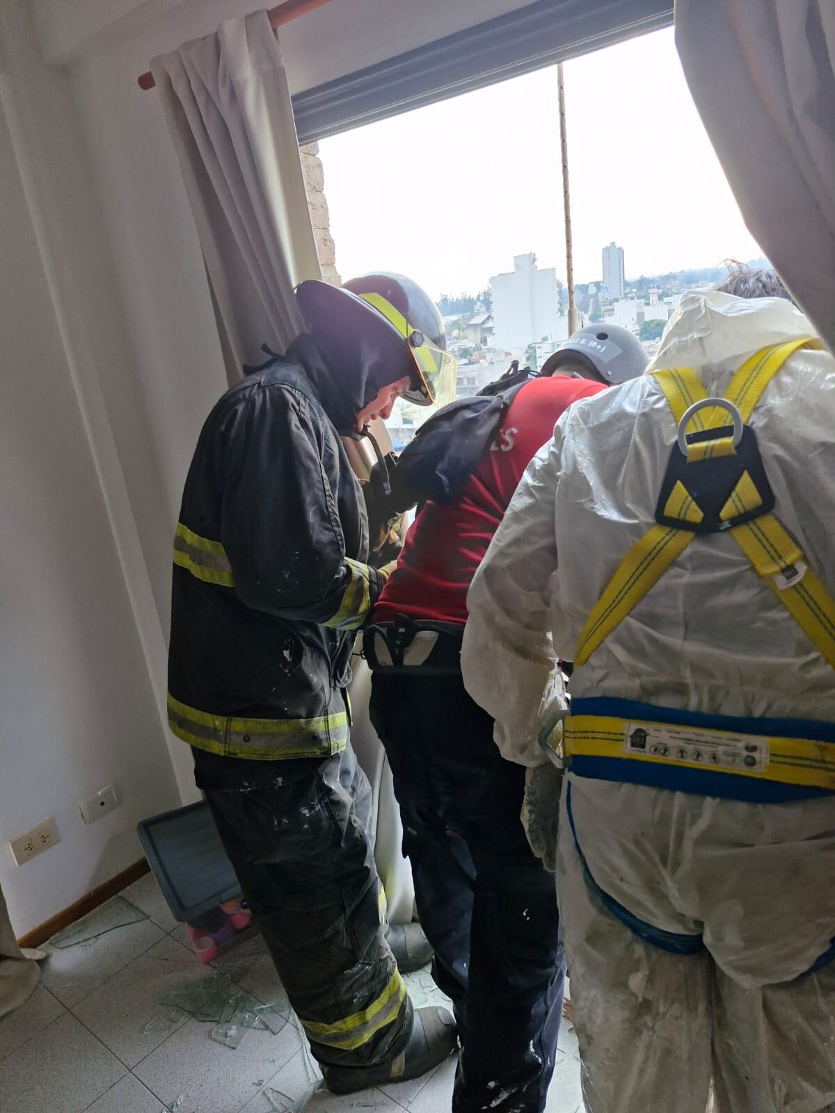 Un pintor casi se cae de un 10 piso: lo rescataron los bomberos