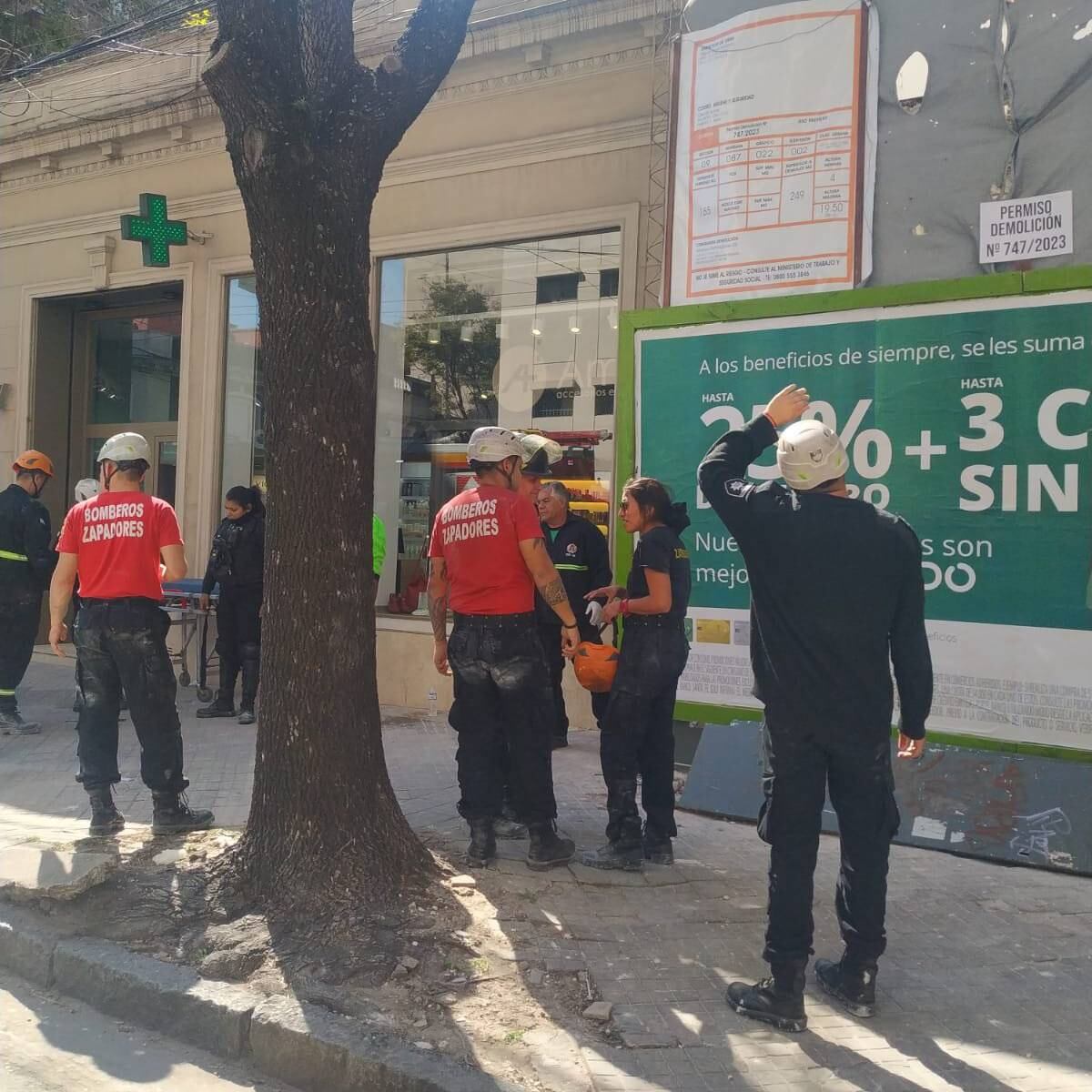 Los bomberos encabezaron del operativo de rescate por la tarde.