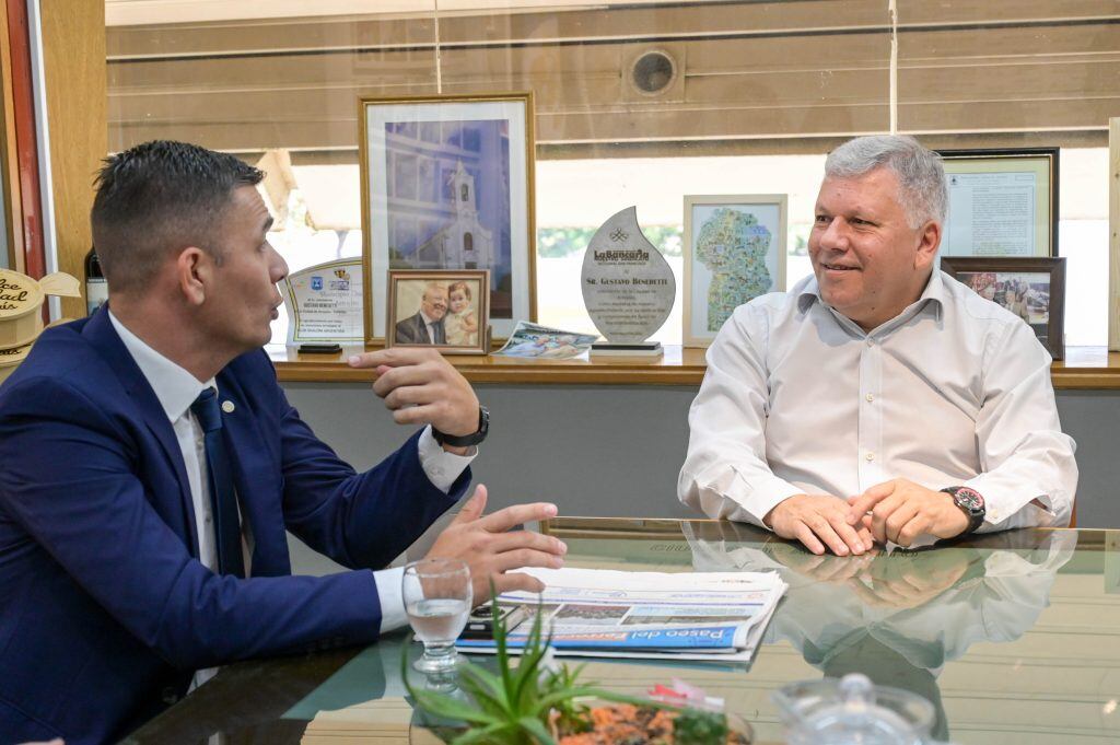 Intendente Gustavo Benedetti junto al Comisario Marcos Defler