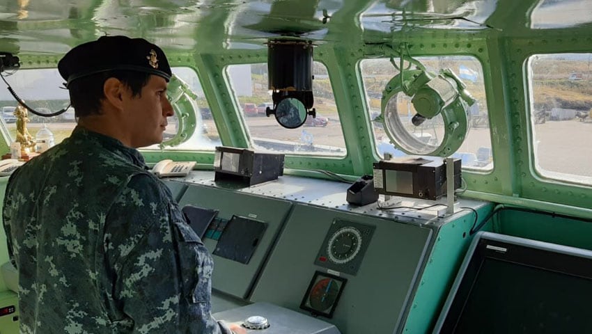 El mendocino Teniente de Fragata Alejandro Valdez en la cabina de comando de la lancha rápida ARA "Indómita" donde presta servicios. Gentileza La Gaceta Marinera