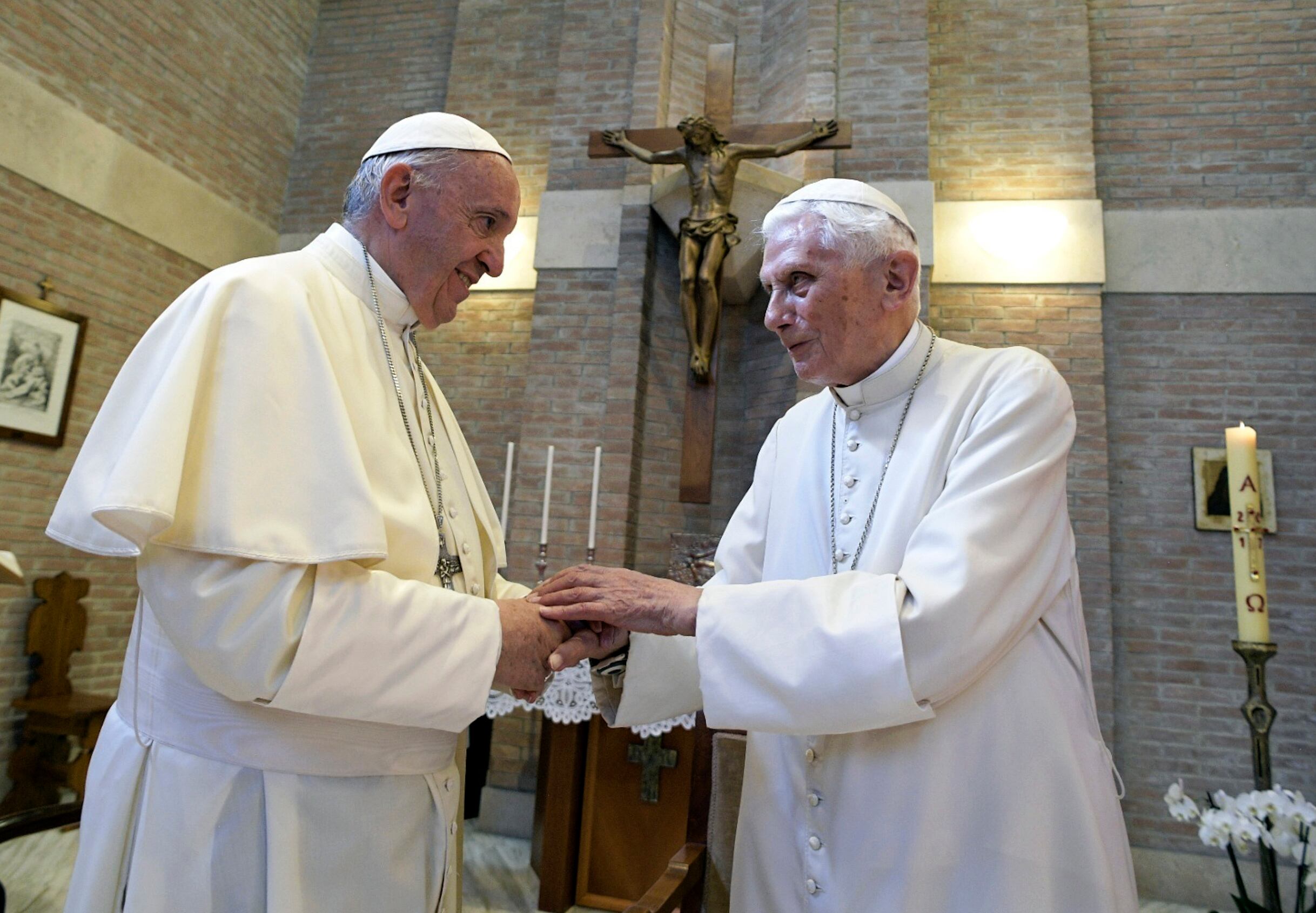 El papa Francisco (i) con su predecesor el papa Benedicto XVI, en el Vaticano el 28 de junio de 2017.  (L'Osservatore Romano/Pool photo via AP, File)