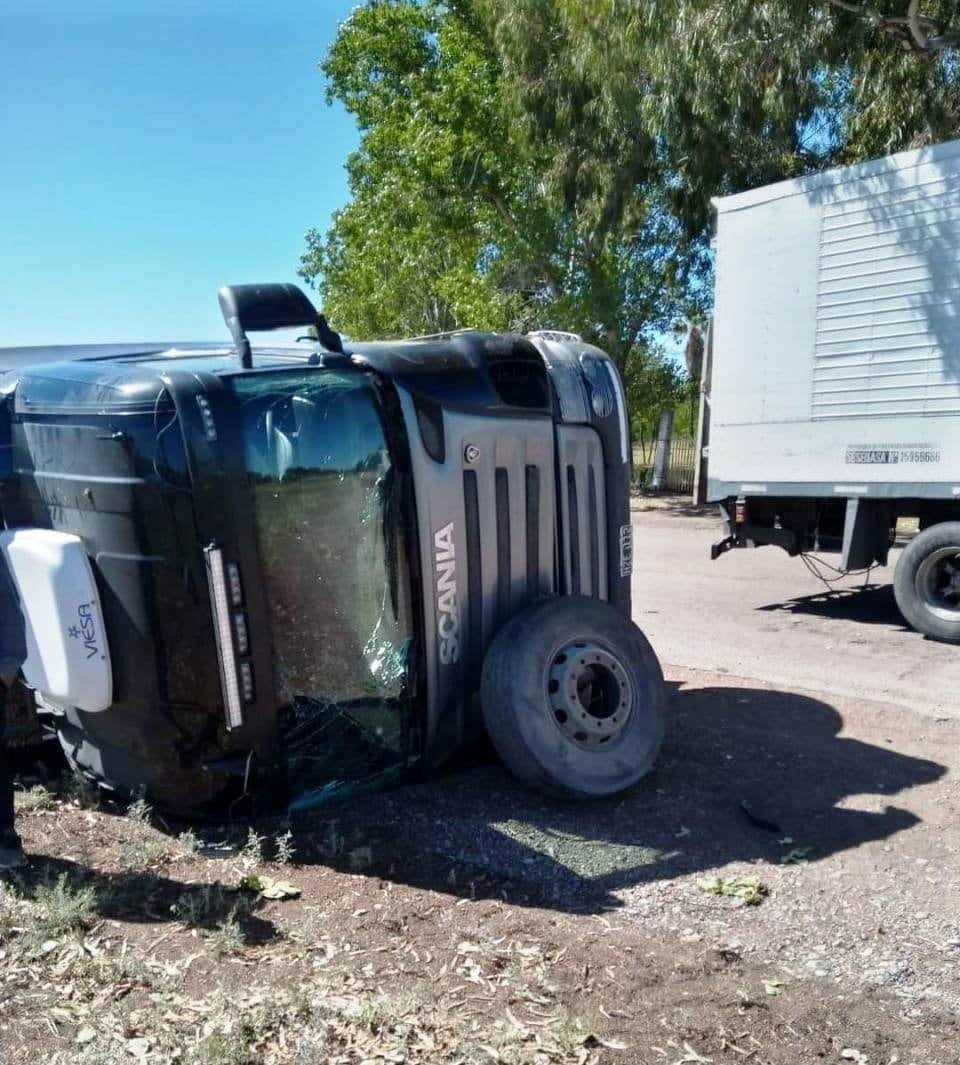 El transporte de manzanas terminó volcado a un costado de la ruta provincial 171.