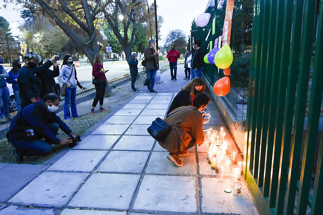 Padres auto convocados, alumnos y docentes pidieron que se habrán las escuelas y volver a la presencialidad.